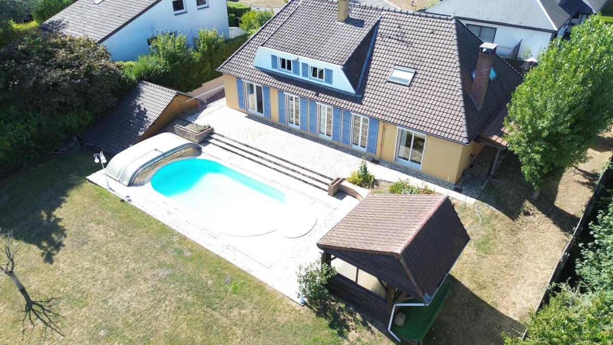 Pavillon individuel semi plain-pied proche Valenciennes Type 6 sur sous-sol avec garage, piscine