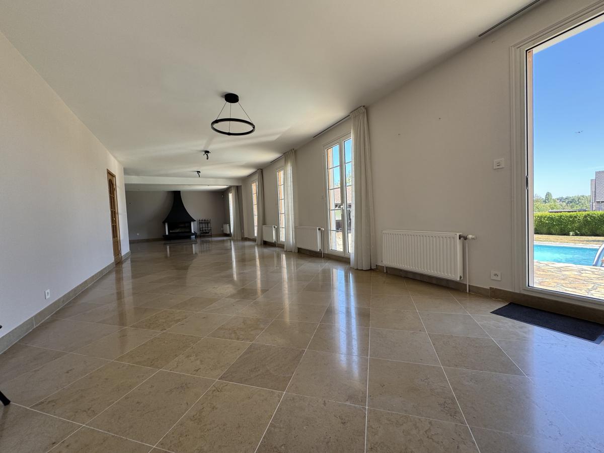 Pavillon individuel semi plain-pied proche Valenciennes Type 6 sur sous-sol avec garage, piscine