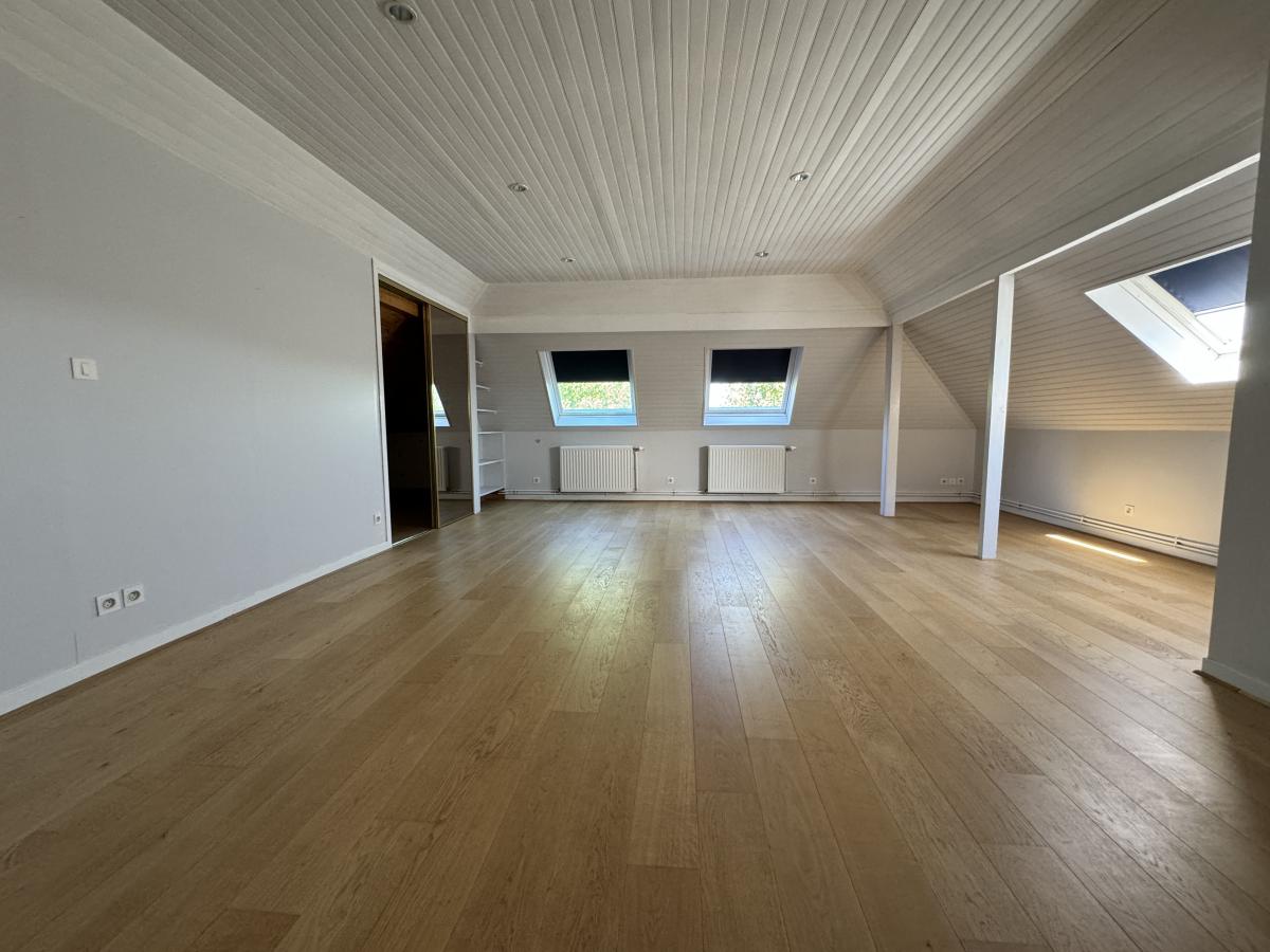Pavillon individuel semi plain-pied proche Valenciennes Type 6 sur sous-sol avec garage, piscine