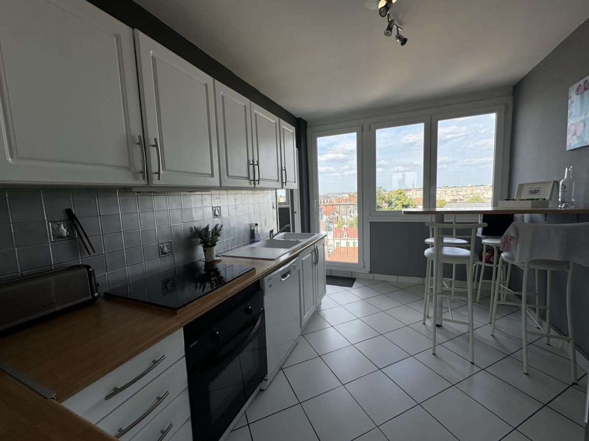Appartement traversant centre ville de Valenciennes dernier étage, 2 chambres, garage