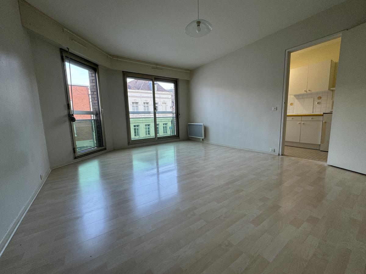 Appartement type 1 centre ville Valenciennes avec parking et cave