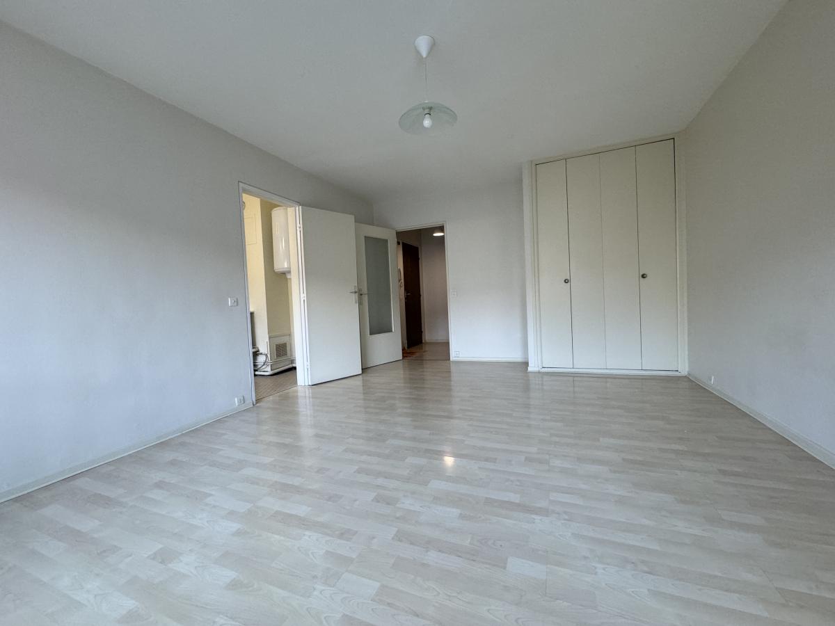 Appartement type 1 centre ville Valenciennes avec parking et cave